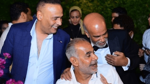 بصورة تذكارية وكلمات مؤثرة.. محمود البزاوي يطالب جمهوره بالدعاء للراحل سليمان عيد