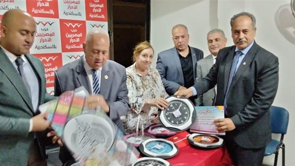 "المصريين الأحرار" يكرّم العمال المتميزين بالإسكندرية