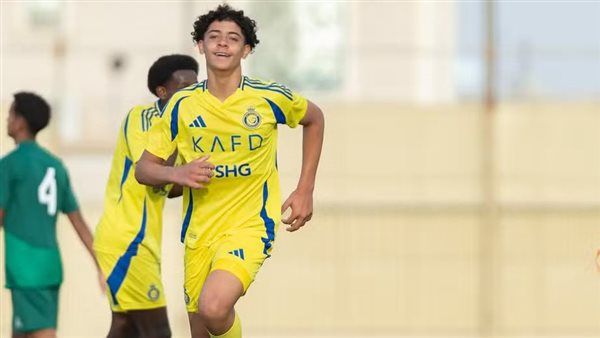 ابن الوز عوام.. نجل كريستيانو يفوز ببطولة جديدة مع منتخب بلاده ويحرز هدفين (فيديو)