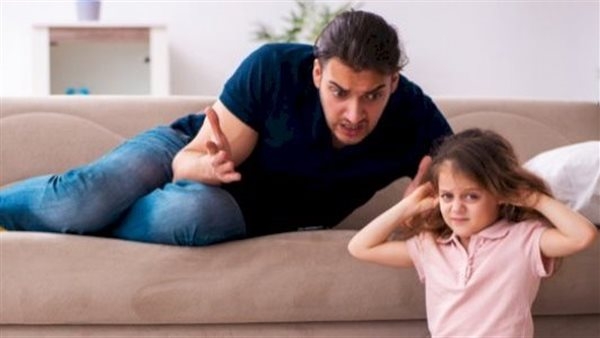 لو الأب نرجسي أنا كبنته أتعامل معاه إزاي؟.. استشاري يجيب