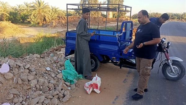 حجز تروسيكل وإحالة المخالف للنيابة بمركز الداخلة لإلقائه مخلفات في أماكن عامة