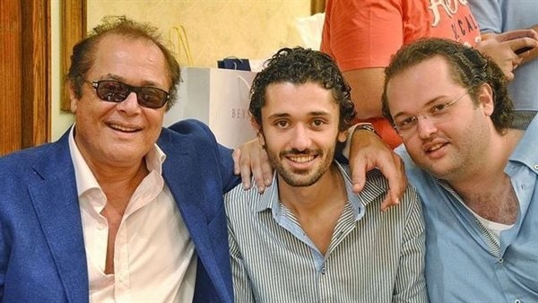في ذكرى ميلاده.. هل التزم محمد وكريم بوصية والدهما محمود عبد العزيز؟