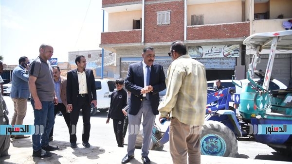 محافظ مطروح يوجه بتكثيف جهود النظافة بنواحى المدينة وشارع الريفية