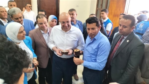 وزير الرياضة ومحافظ بني سويف يفتتحان حمام السباحة التدريبي بمؤكز شباب ناصر