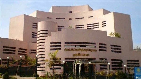 وردة حمراء وبندقية على طاولة المركز الثقافى.. الليلة