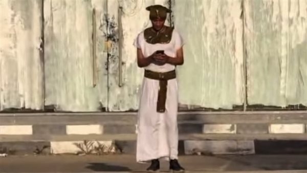 تفاعلًا عبر مواقع التواصل بعد ظهور شاب بزي فرعوني بالفيوم