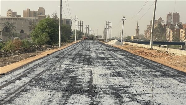 محافظ الغربية يتابع أعمال رش طبقة MC بكورنيش المحلة