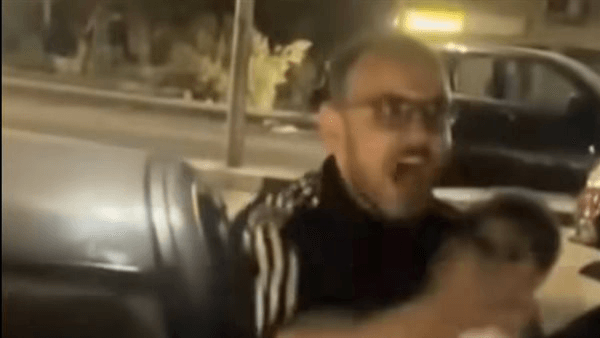 «ما تسيبوه يموت».. أب يترك ابنه وحيدا في سيارة مغلقة.. وشاهدة عيان تكشف مفاجأة