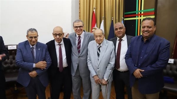 في لمسة وفاء وعرفان.. "العامة للبترول" تكرم قدامى النقابيين العماليين