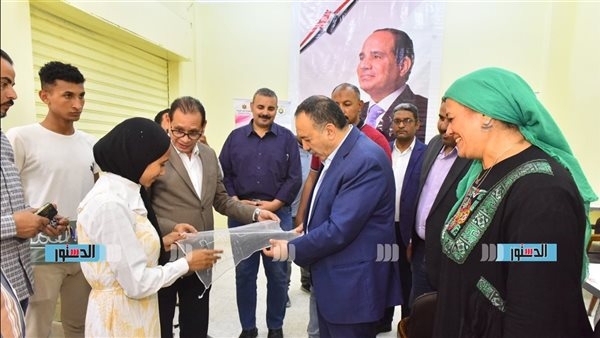 محافظ أسيوط يتفقد تدريب 60 فتاة على صناعة "التللي"
