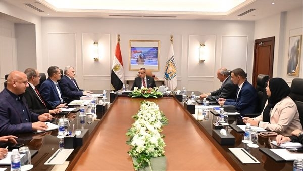 محافظ جنوب سيناء يبحث تطوير الثروة السمكية ويدعم افتتاح مركز صيد ومصنع ثلج بالطور