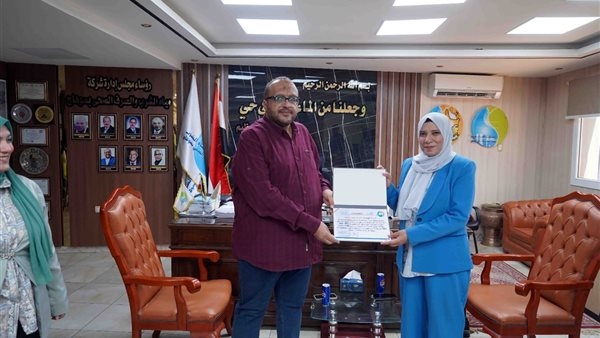 رئيس "مياه سوهاج" يكرم العاملين بإداراتي نظم المعلومات الجغرافية والأصول الفنية
