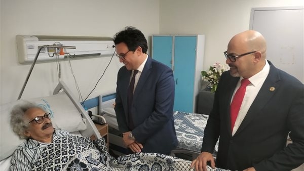وزير الثقافة يزور صنع الله إبراهيم بعد خضوعه لجراحة تغيير المفصل