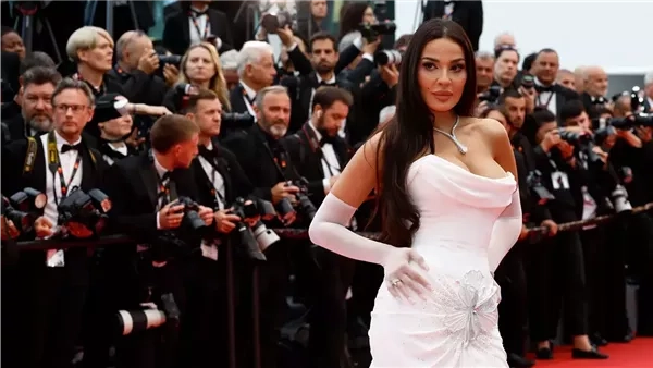 نادين نسيب نجيم بإطلالة بيضاء في مهرجان كان 2025