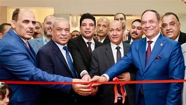 رئيس هيئة النيابة الإدارية يُهدي درع الهيئة لنائب محافظ سوهاج خلال افتتاح مقر جديد بساقلتة