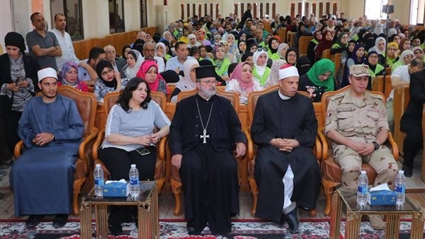 برفقة الأزهر والأوقاف والكنيسة.. محافظ دمياط يسلم تأشيرات الحج