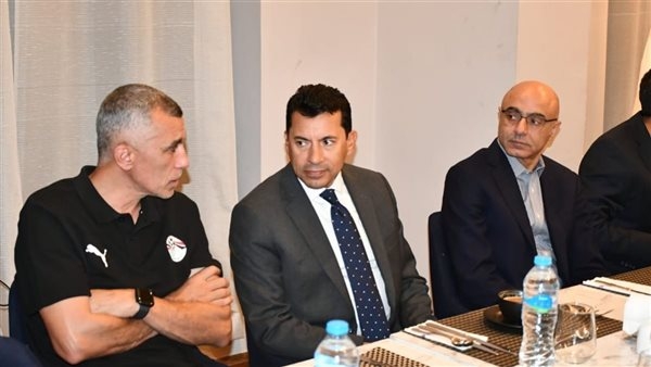 وزير الرياضة يؤازر منتخب الشباب قبل مواجهة المغرب في نصف نهائي أمم إفريقيا