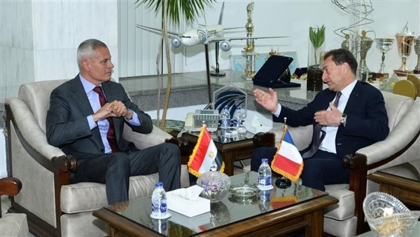 القابضة لمصر للطيران يلتقي السفير الفرنسي لدى مصر لتعزيز التعاون المشترك