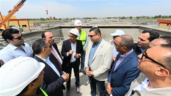 وزير الإسكان ومحافظ الشرقية يتفقدان مشروع صرف صحي "سنهوا" بمنيا القمح