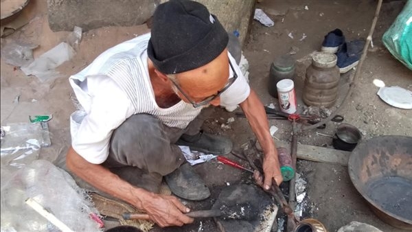 حرفة على وشك الاندثار.. رحلة "عم شعبان" في تبييض النحاس بالمعز