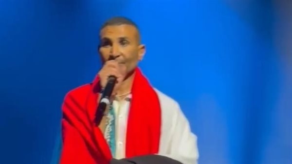أحمد سعد يشعل حفله الغنائي بأستراليا ويرفع علم مصر (صور)