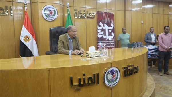 محافظ المنيا يشارك حجاج الجمعيات الأهلية فرحتهم قبل السفر للأراضي المقدسة
