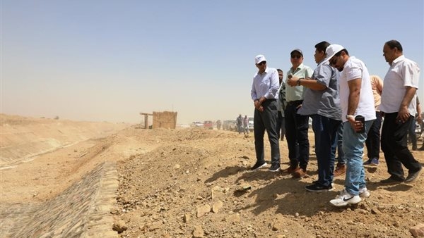 وزير الري ومحافظ أسوان يتفقدان مشروع "سيل" بقرى وادى الصعايدة