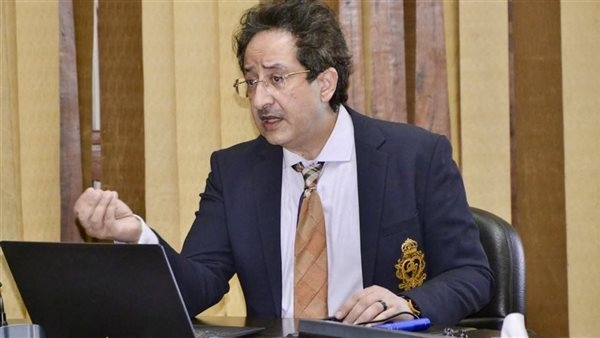 رئيس جامعة طنطا يقدم عرضًا تقديميًا بعنوان "تطوير الأداء المالي"