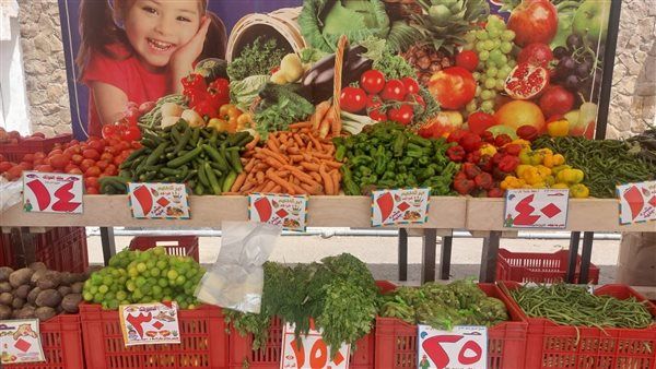 أسعار مخفضة وخضروات طازجة في سوق اليوم الواحد