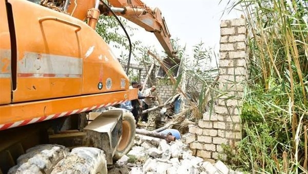 تطوير الري يشن حملات إزالة موسعة للتعديات على بحر البنات بالظهير الصحراوي