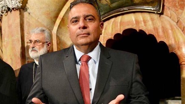 أديب الحسينى.. حارس مفاتيح النور فى قلب القيامة