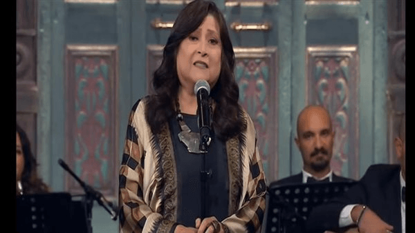 شقيقة إسعاد يونس تُحيي أغنية "الشوارع حواديت" في "صاحبة السعادة"