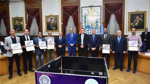 وزير العمل ومحافظ القاهرة يُكرمان موظف رفض رشوة 2 مليون جنيه سنويا