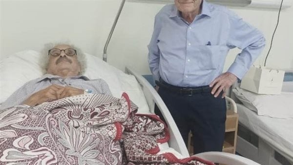 بعد إجرائه جراحة تغيير مفصل الحوض.. محمد أبو الغار يزور الكاتب صنع الله إبراهيم