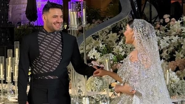 بدلة "مسلم" الغريبة في زفافه تُشعل السوشيال ميديا: "بحب أكون مختلف!"