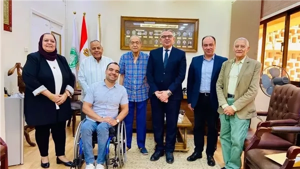 كلية التجارة بجامعة عين شمس تكرم البطل العالمي هيثم عبد الشافي