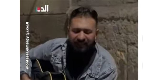 مطرب مصري يقيم حفلة لكلب في الشارع على أنغام عمرو دياب (فيديو)