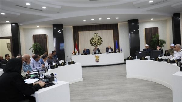 محافظ أسوان: رصد مكافأة مجزية للعاملين بملف التصالح تقديرًا للجهود المتميزة