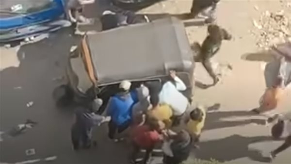 «توك توك» يوزع مخدرات أمام أبواب مدرسة في فيصل (فيديو)