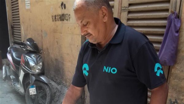 عم ناصر.. 40 عامًا في صناعة الأحجار وبريقه اللامع بالمُعز