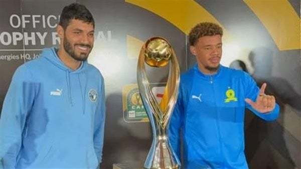 صورة تذكارية لقائدي بيراميدز وصن داونز مع الكأس الجديدة لدوري أبطال إفريقيا