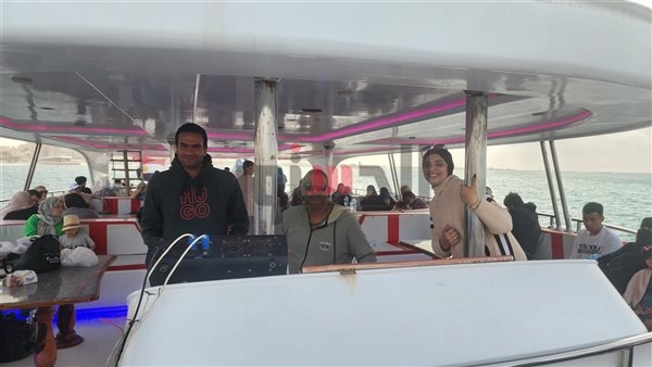 الفرد بـ100 جنيه.. إقبال على الرحلات البحرية بشواطئ مطروح