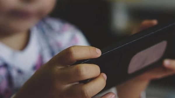 دراسة صادمة تكشف ما قد يفعله الهاتف الذكي بعقول الأطفال