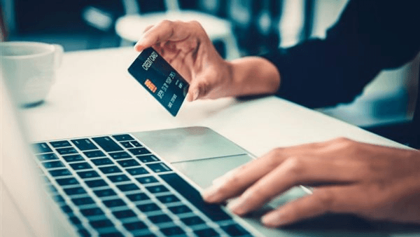 خبير تكنولوجيا المعلومات يوضح طرق الحافظ على بيانات الحسابات البنكية من السرقة