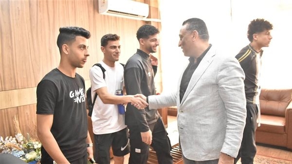 عميد "آداب طنطا" يحفز فريق الكلية لكرة القدم قبل المبارة النهائية لكأس البطولة غدًا