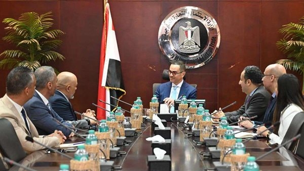 وزير الاستثمار يلتقي وفد شركة "اتصالات مصر" لاستعراض مشروعاتها