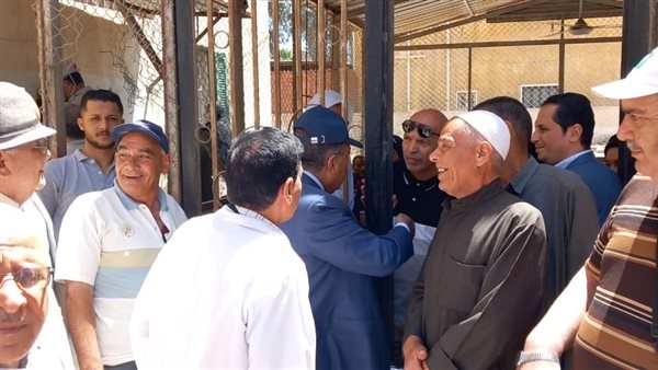 محافظ الدقهلية يتفقد عيادات التأمين الصحي بدكرنس ويوجه بتوفير مقاعد إضافية للمرضى