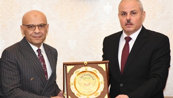 مجلس جامعة القناة يُكرم الدكتور أحمد أنور تقديرًا لجهوده في تطوير المستشفيات الجامعية