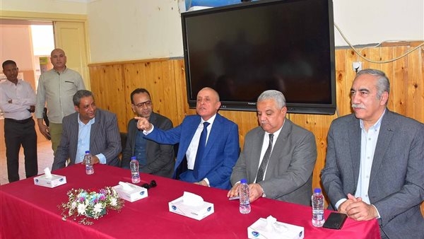 محافظ الأقصر يتفقد مدرسة المتفوقين بطيبة ويلتقي عددًا من الطلاب