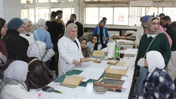 تدريب طلاب الجامعة الأمريكية بدار الكتب على ترميم المخطوطات